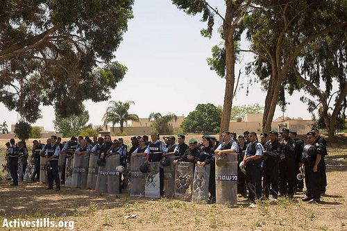 חומת שוטרים חוסמת את תהלוכת המחאה
